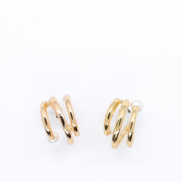 Jewelry - Gold and pearl earrings